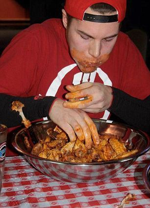 Barbatul care nu se poate ingrasa, desi este platit ca sa manance in exces