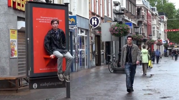 "Cine ia o pauza pe acest scaun, primeste o tableta cadou". Ce a urmat dupa aceasta reclama