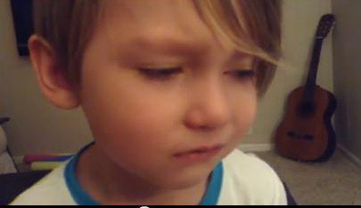 Dezamagirea crunta a unui baiat de patru ani la vederea noului iOS 7. "Nu-mi place". VIDEO