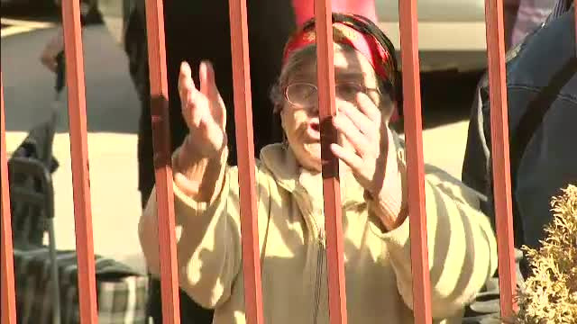 Nevoiasii din Hunedoara s-au imbrancit in prima zi de distribuire a alimentelor de la UE