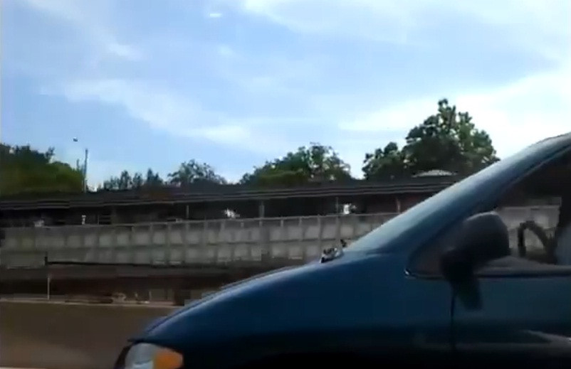 Ce facea soferul acestei masini, in timp ce conducea pe autostrada. Imaginile au ajuns pe Youtube