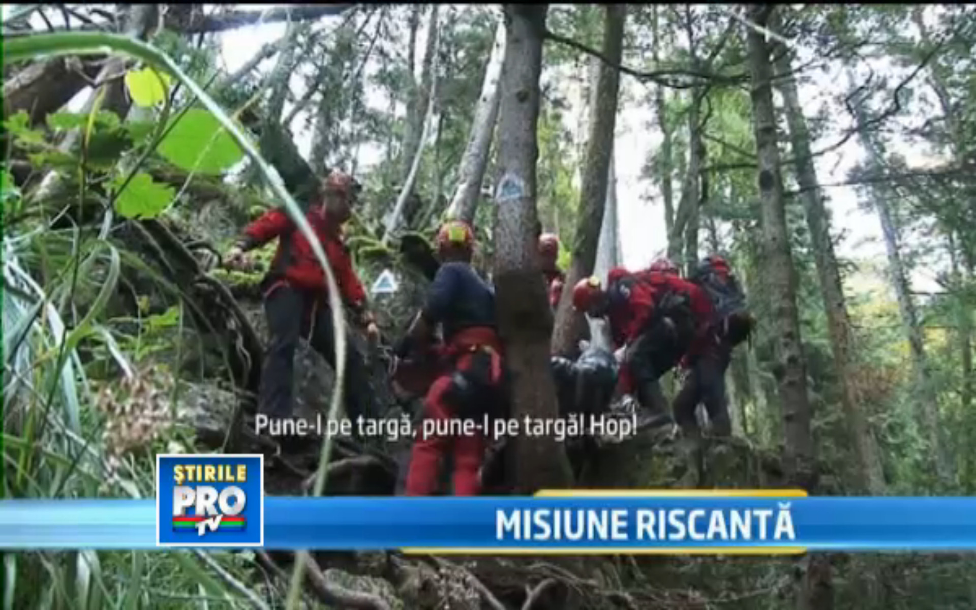 VIDEO. Operatiune dificila pentru recuperarea unui cadavru din zona Cascadei Saritoarea Bohodei