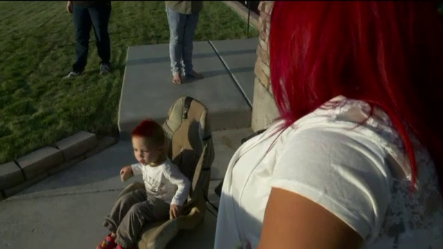 O tigara electronica a explodat pe scaunul pe care se afla un copil. Micutul a scapat ca prin minune