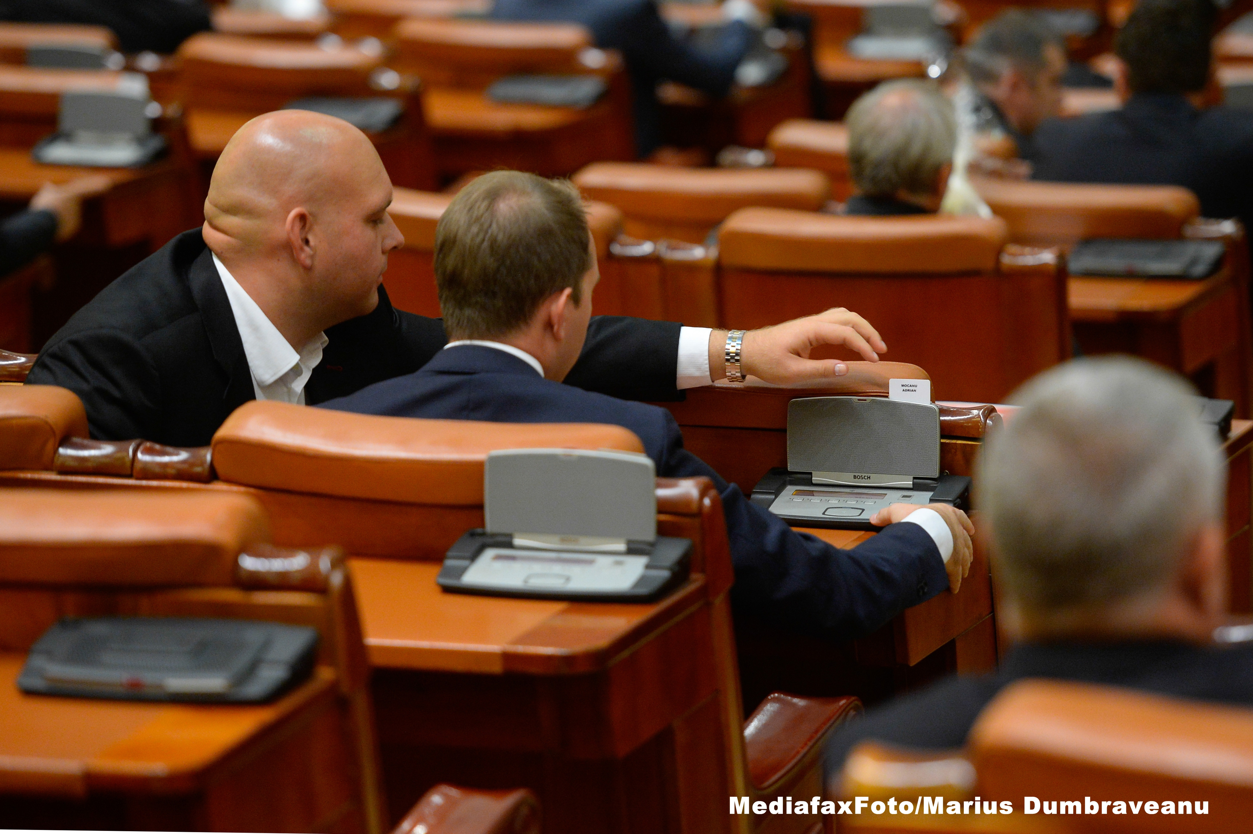 PSD si PNL trag in directii diferite inclusiv in Parlament. Comisiile din Senat propun respingerea noului Cod Rutier
