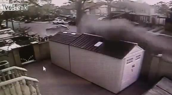 Si-a rupt in doua bolidul de 400 000 dolari, dar a scapat fara nicio zgarietura. Video