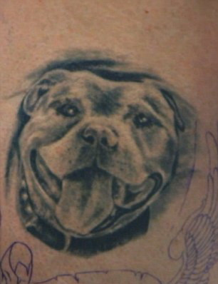 Si-a tatuat chipul fostului sau caine folosind cerneala si cenusa animalului. FOTO