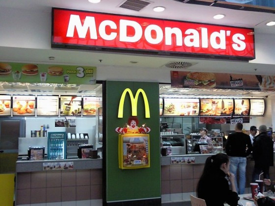 Cat castiga un angajat McDonald's din Bucuresti