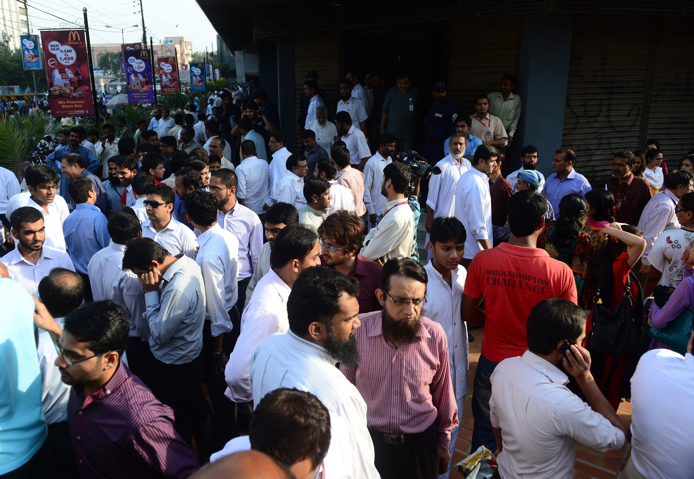 Cutremur in Pakistan cu magnitudine 7,7. Bilantul victimelor a ajuns la 320 de morti. VIDEO