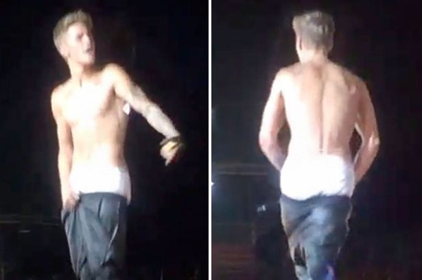 Justin Bieber a ramas fara pantaloni pe scena