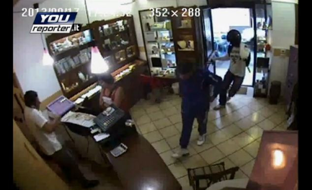 S-a aparat singur de hoti. Gestul curajos pe care l-a facut un barbat. VIDEO