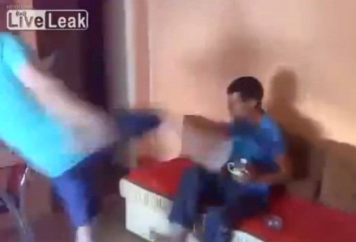 Filmarea socanta din Romania care a ajuns pe internet. Un tata isi loveste fiul cu piciorul in cap