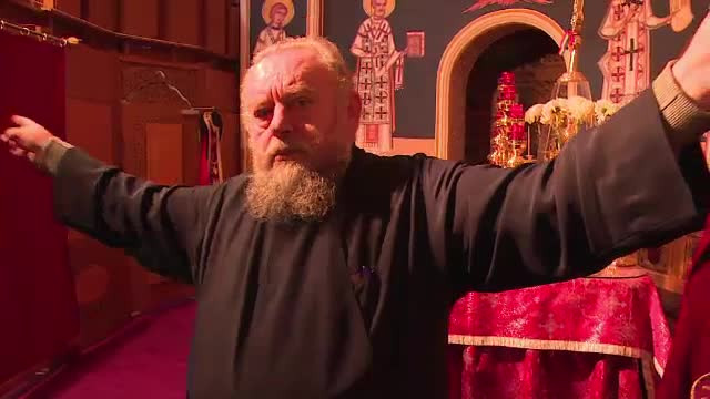 Staretul manastirii Cotmeana, fugarit de credinciosii nemultumiti de efectele rugaciunilor platite