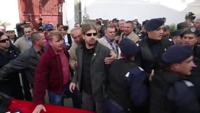 Deputatul Remus Cernea, impins si huiduit de mineri la Rosia Montana