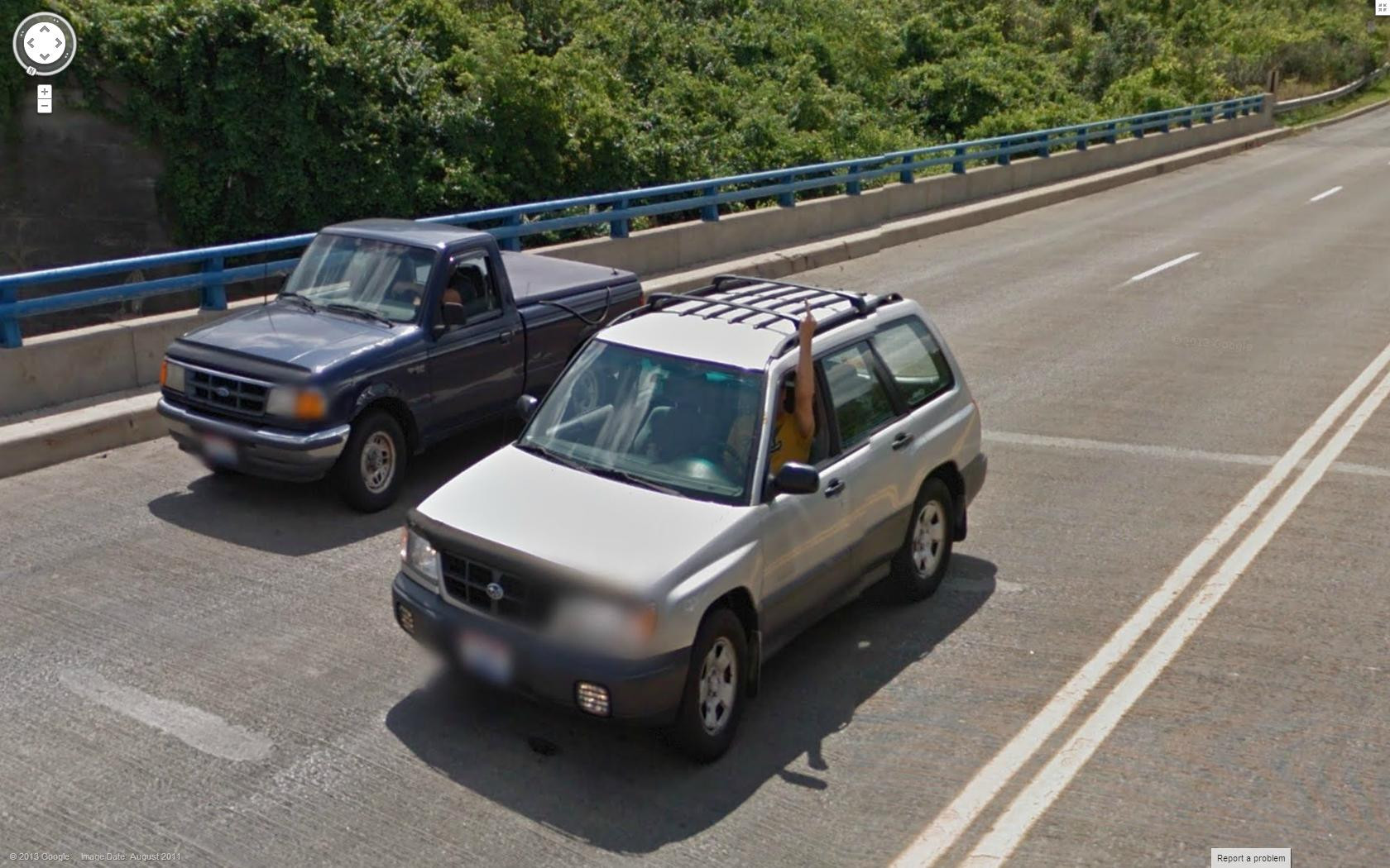 A facut un gest obscen, iar dupa 2 ani s-a gasit pe internet. Fusese surprins de Google Earth