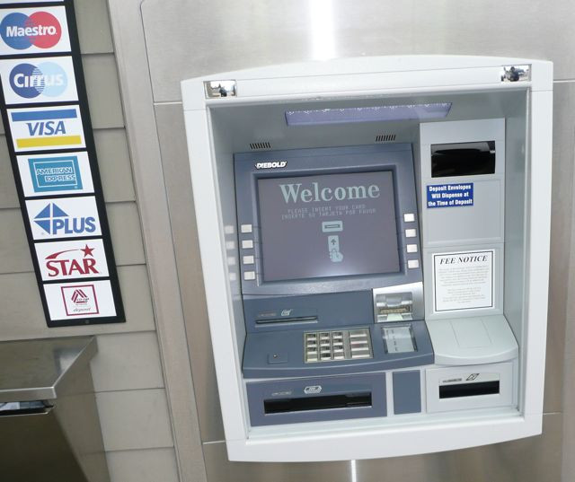 A plouat cu bani pe strazile orasului. Ce a patit barbatul care a participat la un jaf ca in filme