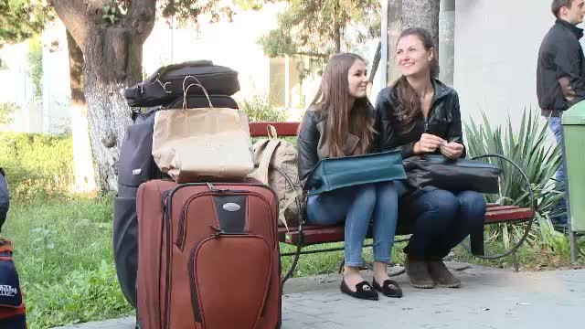 Cu frigiderul in carca si chitara in spate. A inceput marea forfota din caminele studentesti