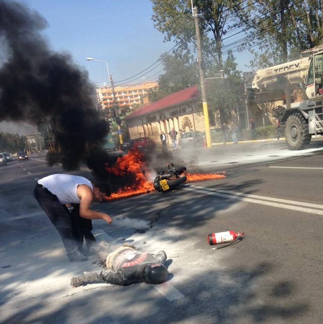 Flacari pe strazile din Mamaia. Un motociclist e in stare grava dupa ce o macara i-a iesit in fata