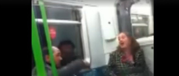 Trei minute de injuraturi. O britanica a fost arestata dupa ce a insultat un asiatic la metrou.VIDEO