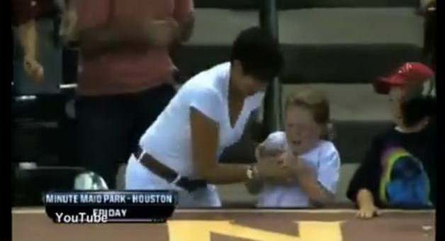 O femeie din SUA e condamnata de toata lumea dupa gestul facut in fata unei fetite la baseball