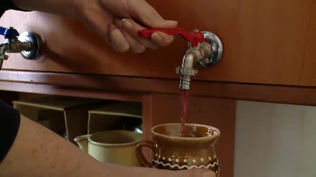 Stema Patriarhiei pe sticlele de vin de la privat. Preotii care le-au cumparat, investigati de Sinod