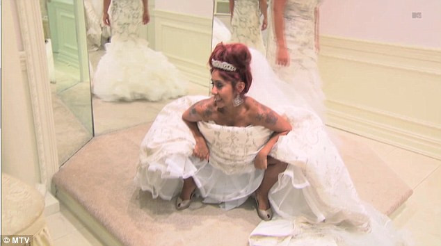 Cum s-a asezat in timp ce facea probe pentru rochia de mireasa. Lumea a reactionat imediat. FOTO