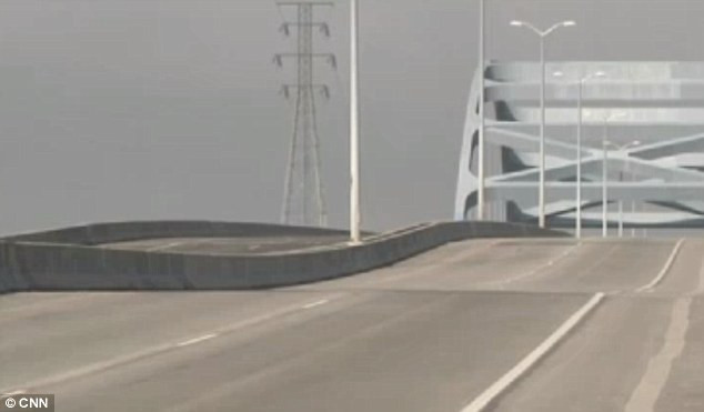 Momentul in care soferii au oprit de urgenta si au sunat la 911. Podul se "topea" in fata lor