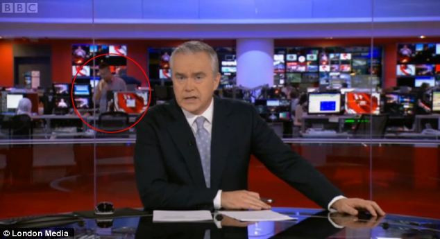 Bataie cu umbrele in direct la televizor. Telespectatorii au vazut mai mult decat trebuia