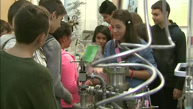 Noaptea Cercetatorilor in Bucuresti. Experimentele cu laser si plasma care i-au cucerit pe elevi