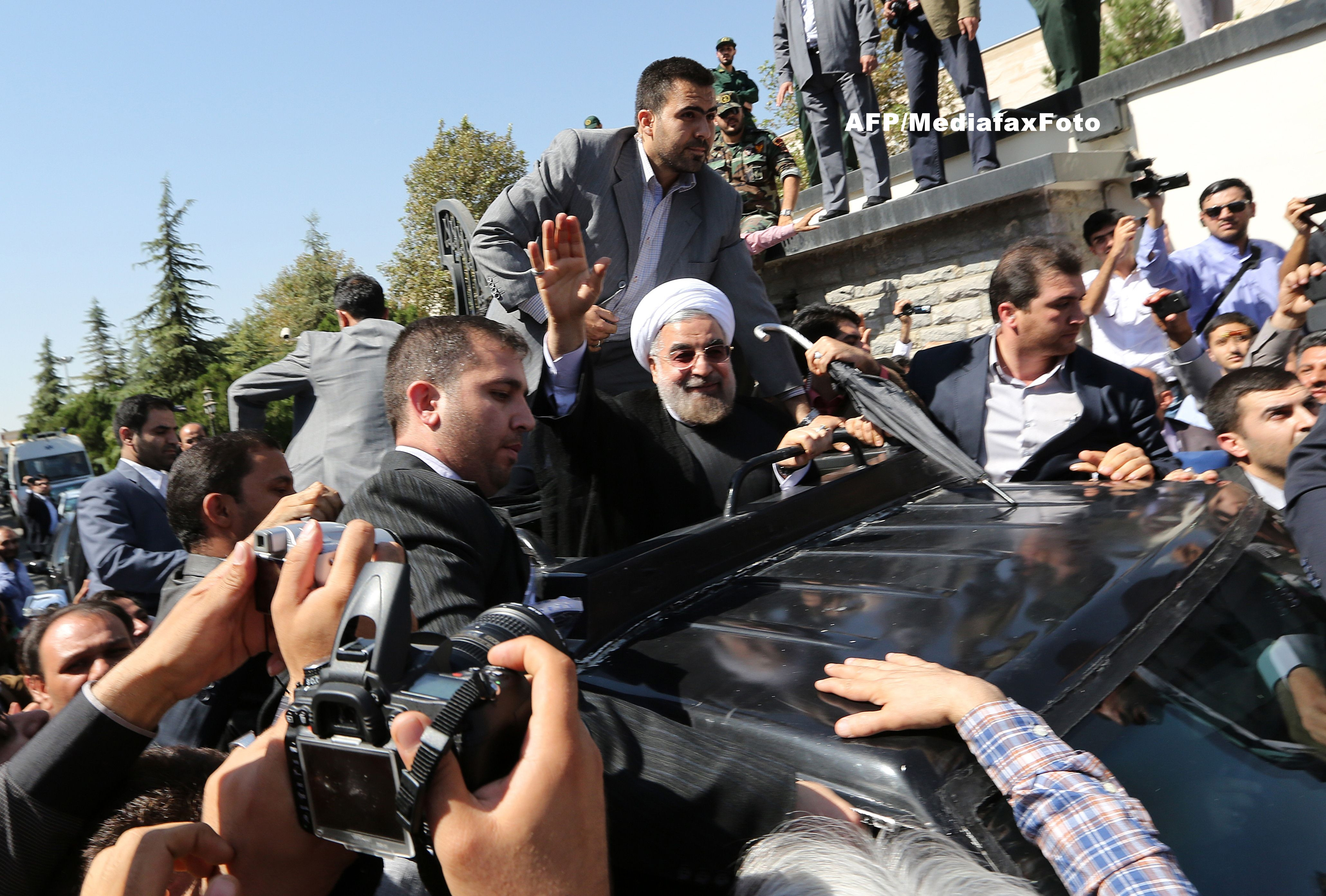 Doua persoane au fost arestate dupa ce au aruncat cu un pantof in directia presedintelui Iranului