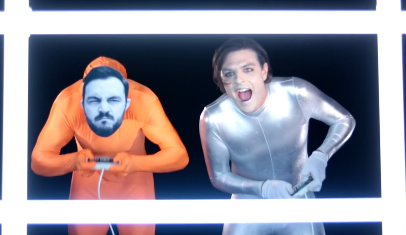 A facut o melodie pentru a-si “salva” fratele de la insuratoare. VIDEO