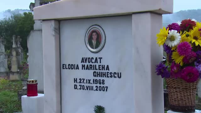 Elodia Ghinescu ar fi implinit 45 de ani. Rudele i-au facut parastas si au plans la "mormantul" ei
