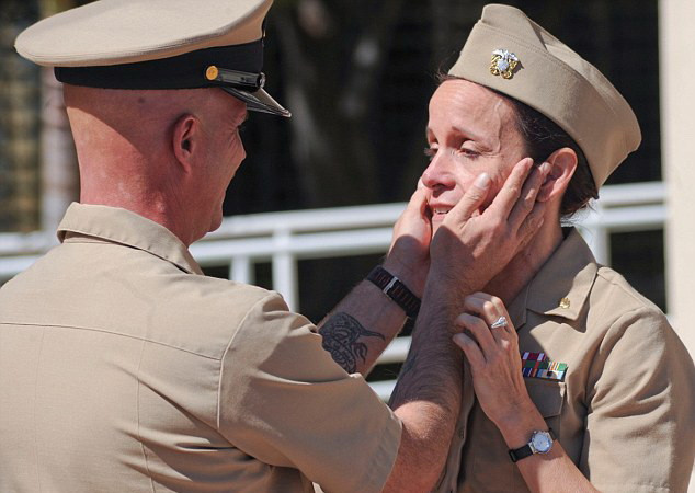 S-au reintalnit dupa 30 de ani si au descoperit ca ambii fac parte din Marina SUA. VIDEO
