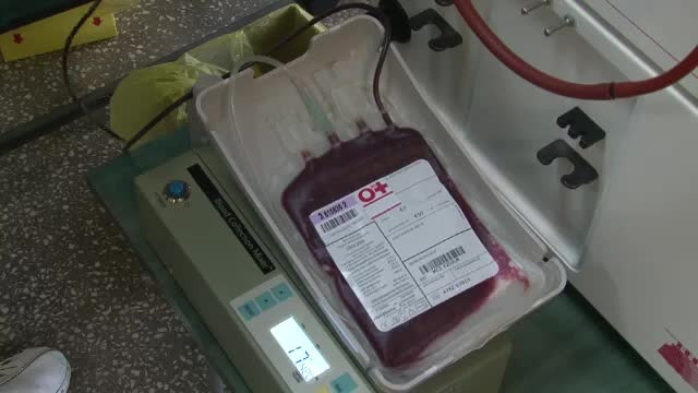 Planul bolnav al unui asistent medical. A vrut sa vanda sangele destinat unui pacient intr-o sacosa