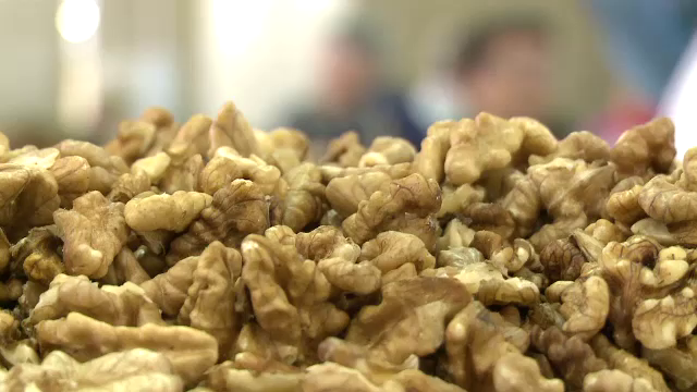 Consumati nuci, alune si fistic imediat dupa ce le-ati spart coaja pentru a le pastra aroma