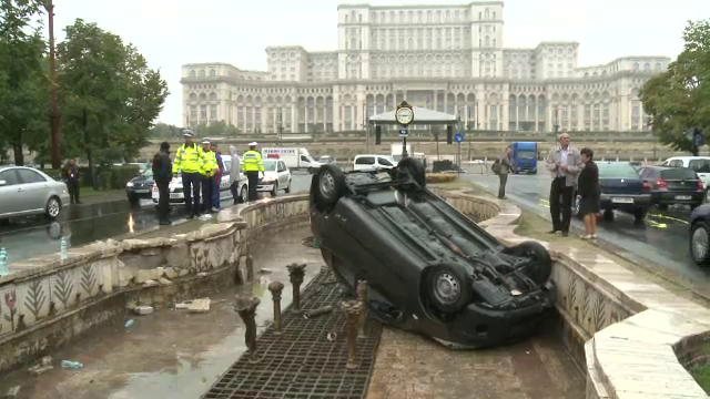 Un tanar cu permis de doar doua luni a intrat intr-o fantana arteziana din fata Casei Poporului