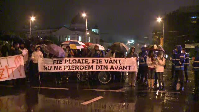 Mii de persoane au infruntat vremea rea si au protestat fata de Rosia Montana, blocand circulatia