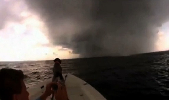 "Un ventilator urias". Doi americani au navigat prin mijlocul a cinci vartejuri de apa. VIDEO