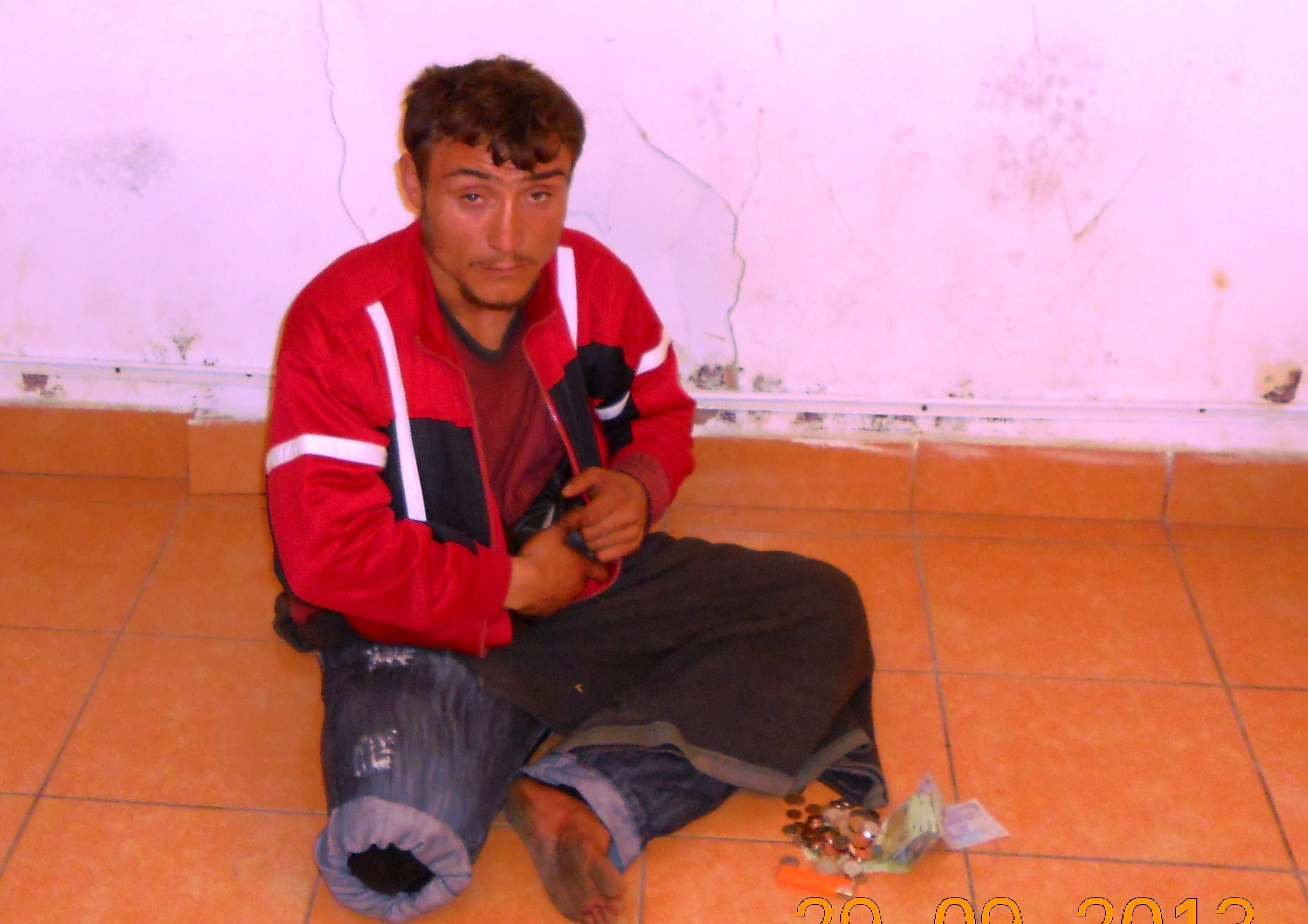 Atentie cui dati bani! Unui cersetor i-a “crescut” piciorul “lipsa” cand l-au ridicat politistii