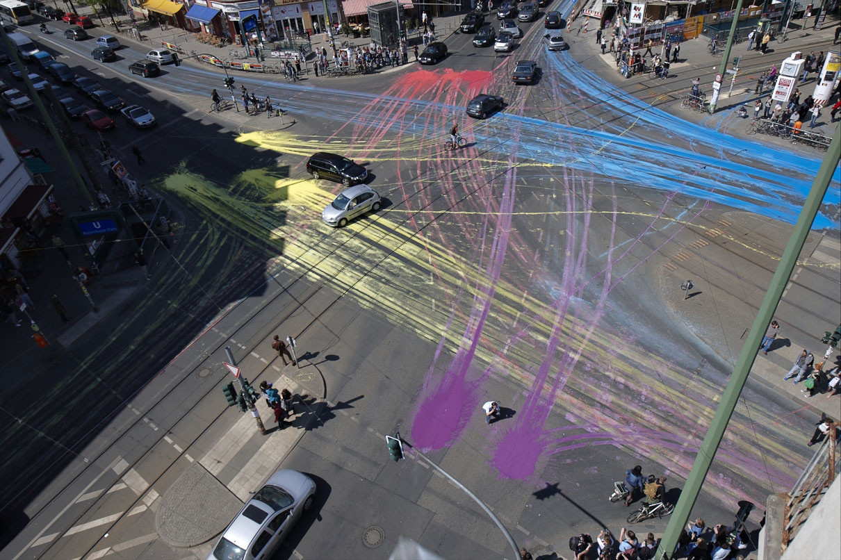 Cum sa colorezi o intersectie aglomerate cu ajutorul a 2000 de masini! VIDEO