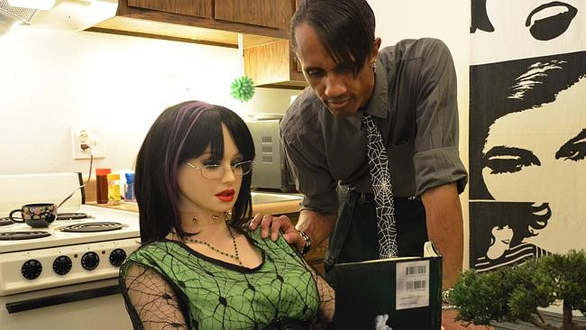 Un barbat s-a casatorit cu o... papusa. "A fost dragoste la prima vedere". FOTO