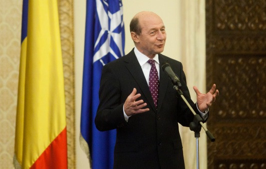 Traian Basescu a semnat petitia impotriva accizei la benzina. "Eu in locul premierului as incerca o noua amanare"