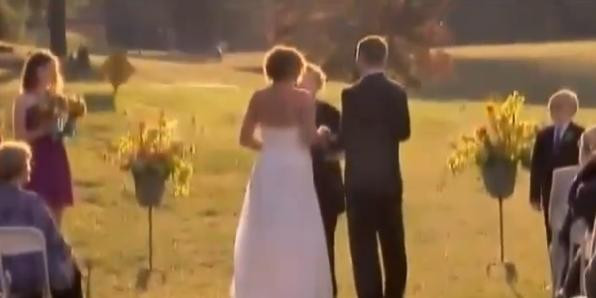 Cum au aparut mirii la altar. Invitatii nu se asteptau la asa ceva. VIDEO