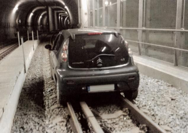 Cum a ajuns acest sofer din Germania cu masina pe liniile de metrou