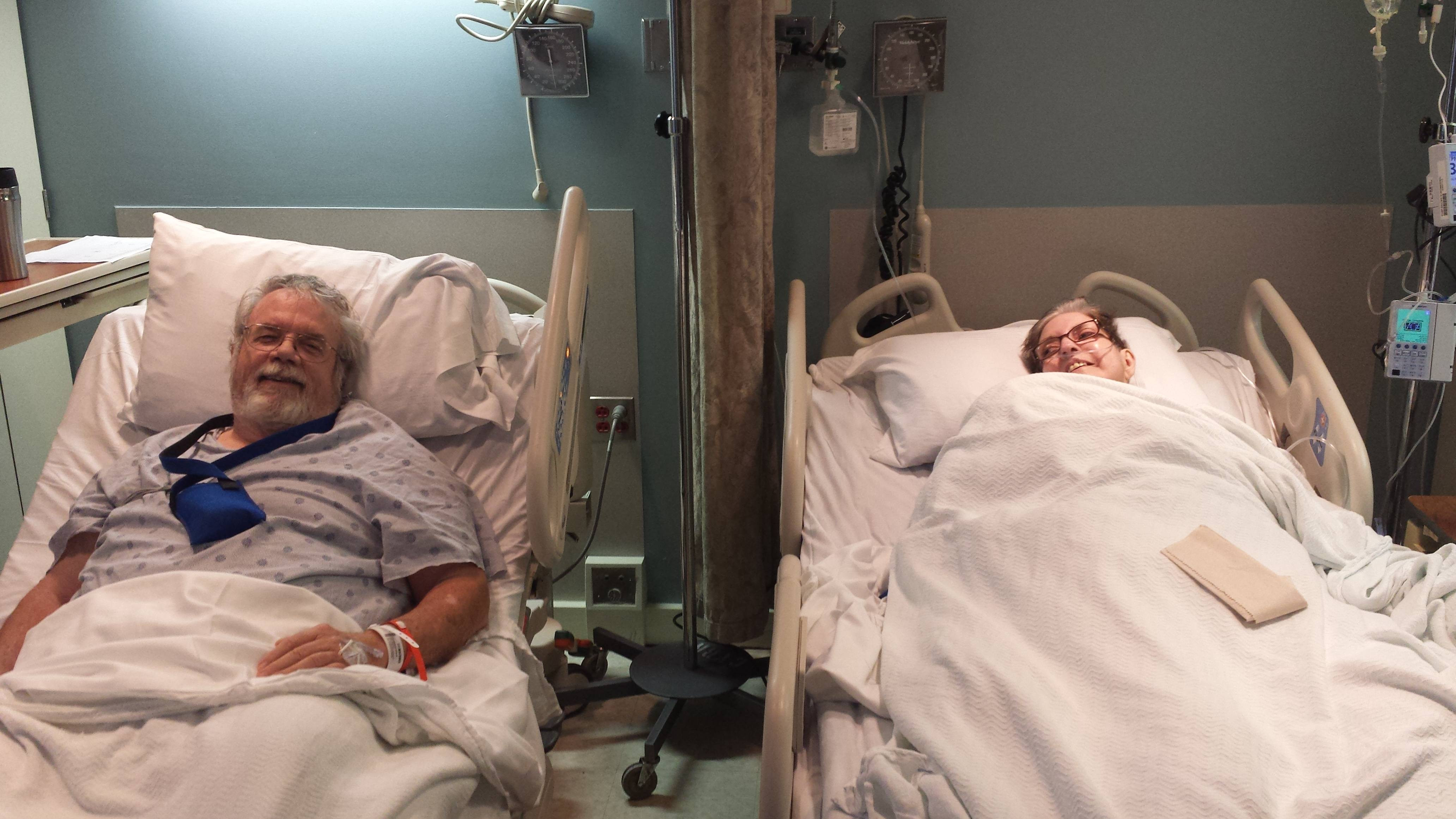 A stat langa sotie in spital pana s-a imbolnavit si el. Povestea lor i-a impresionat pe americani