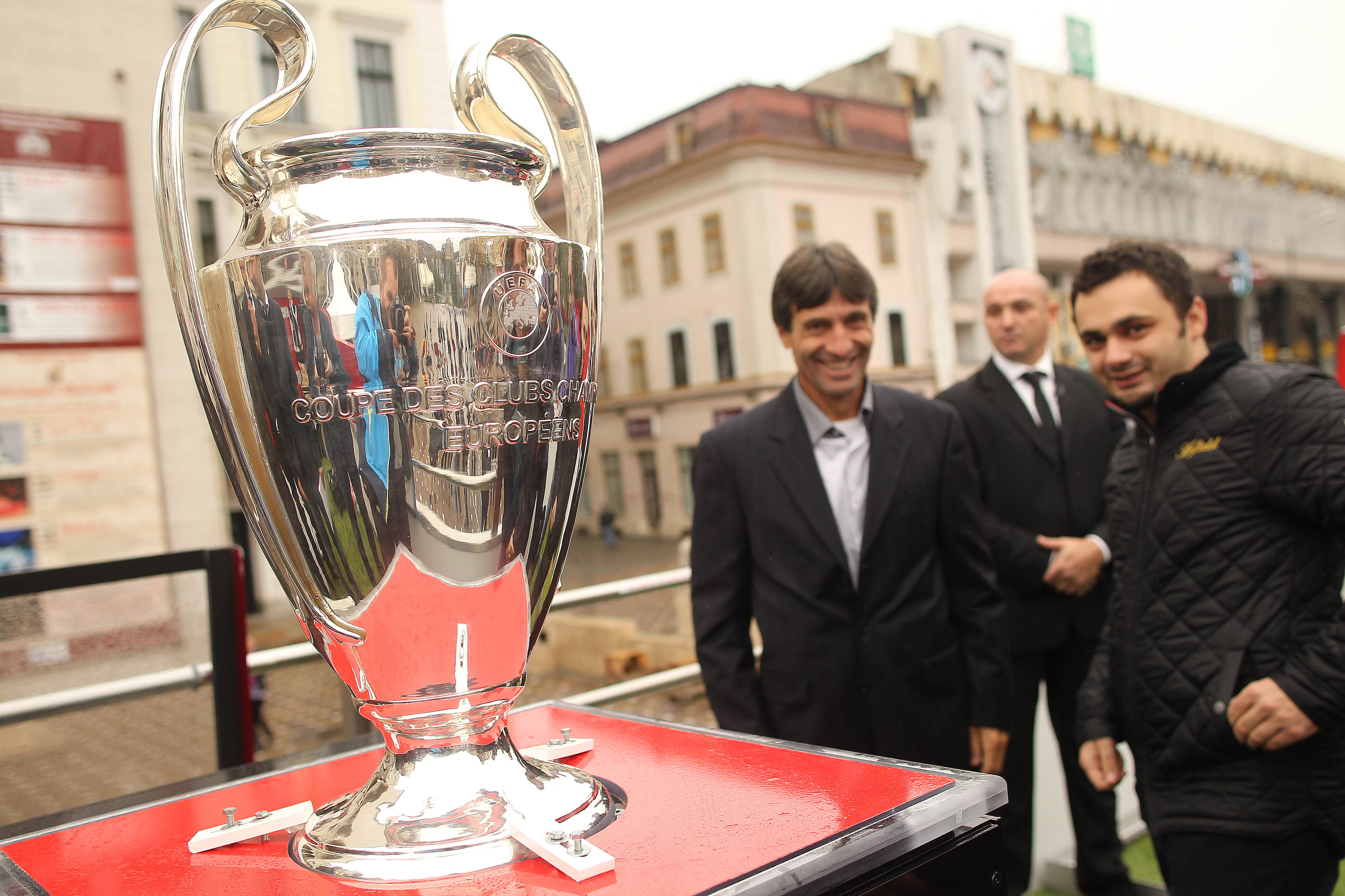 Cupa Campionilor, fala banatenilor! Timisorenii s-au pozat cu celebrul trofeu in Piata Operei