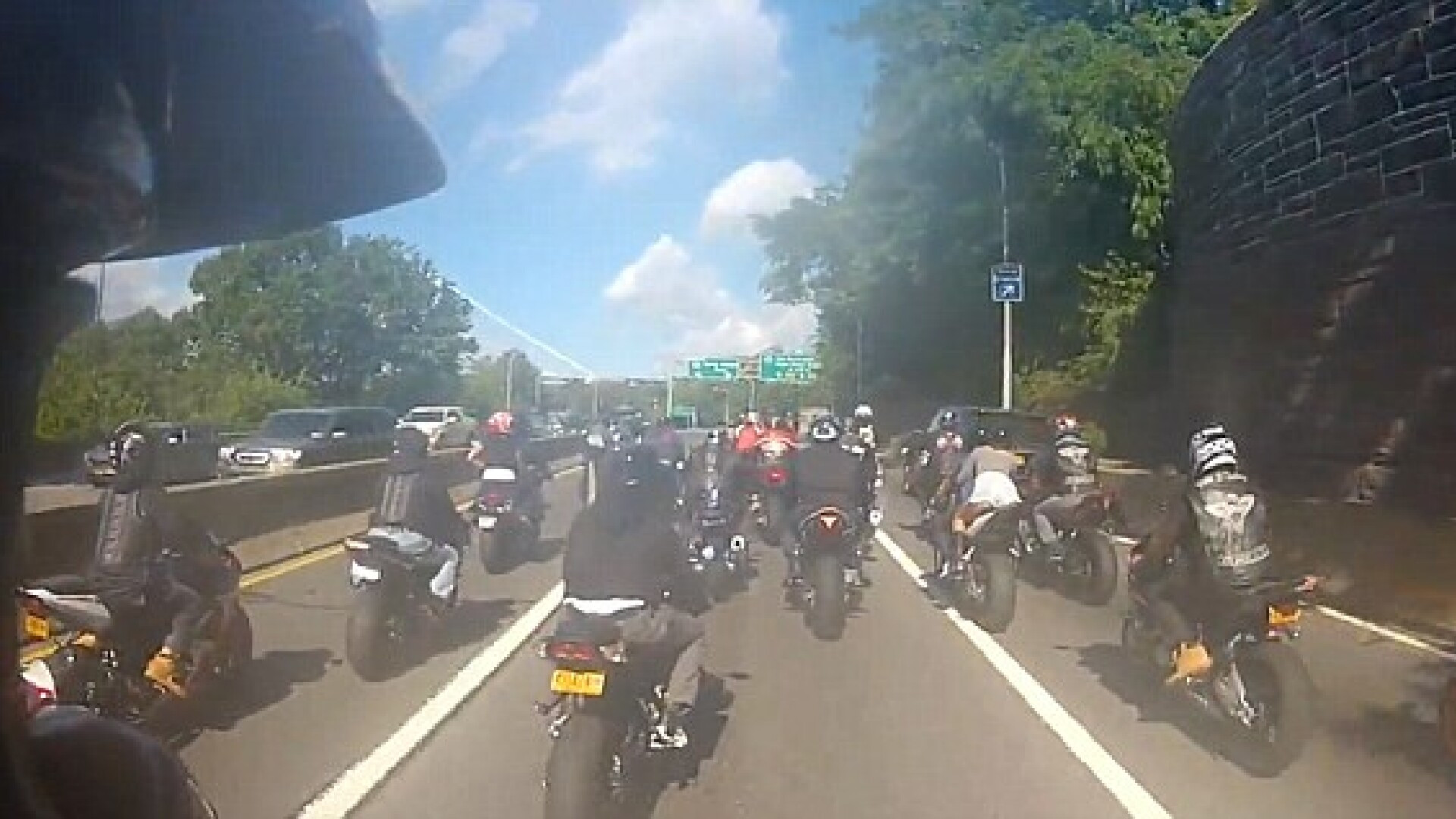 A lovit un motociclist si apoi a fugit. Ce a patit soferul cand l-au prins din urma. VIDEO