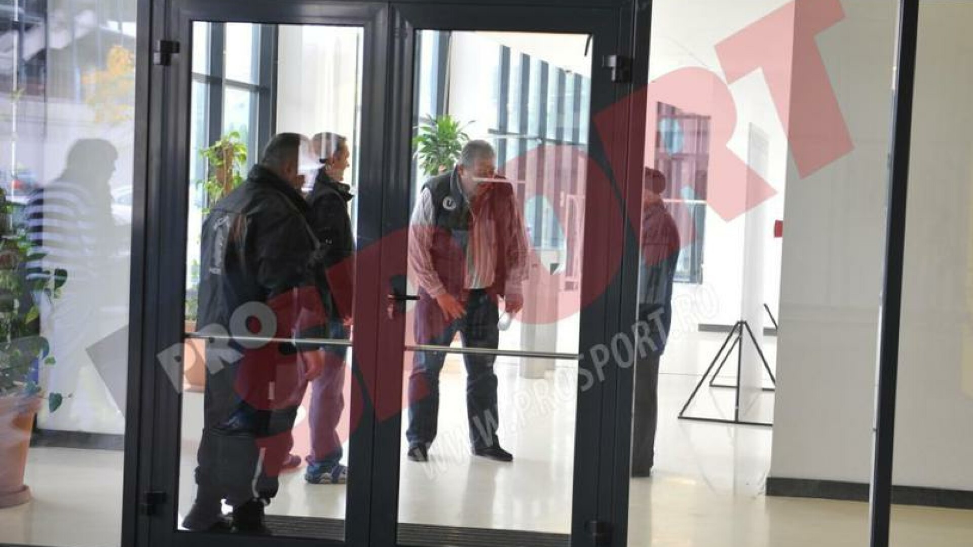 Doi bodyguarzi, adusi sa-l scoata pe Ganea din antrenament: "Chemam si politia"