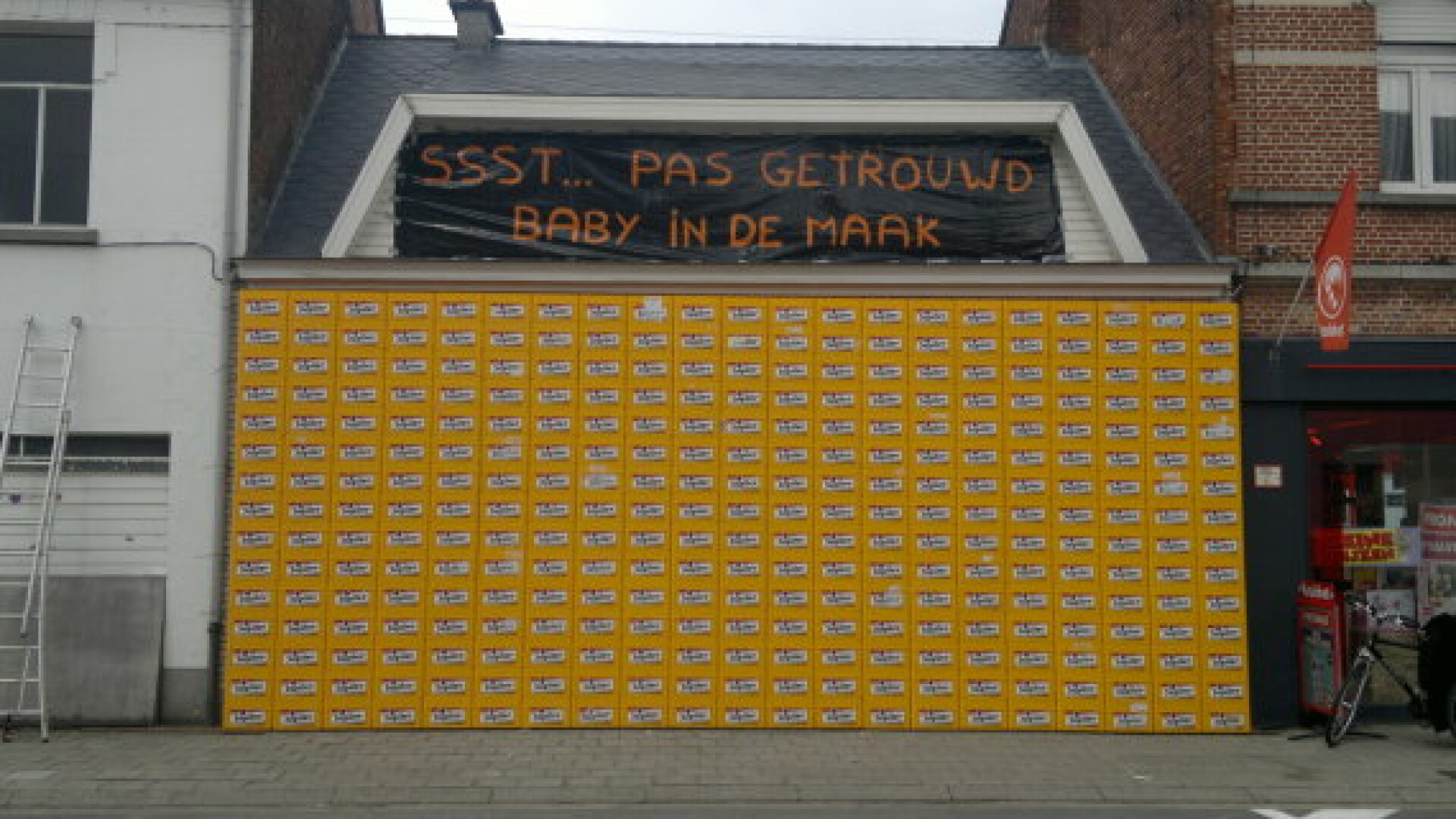 Cea mai amuzanta farsa cu bere din istorie. Ce au gasit acasa doi tineri casatoriti din Belgia. FOTO