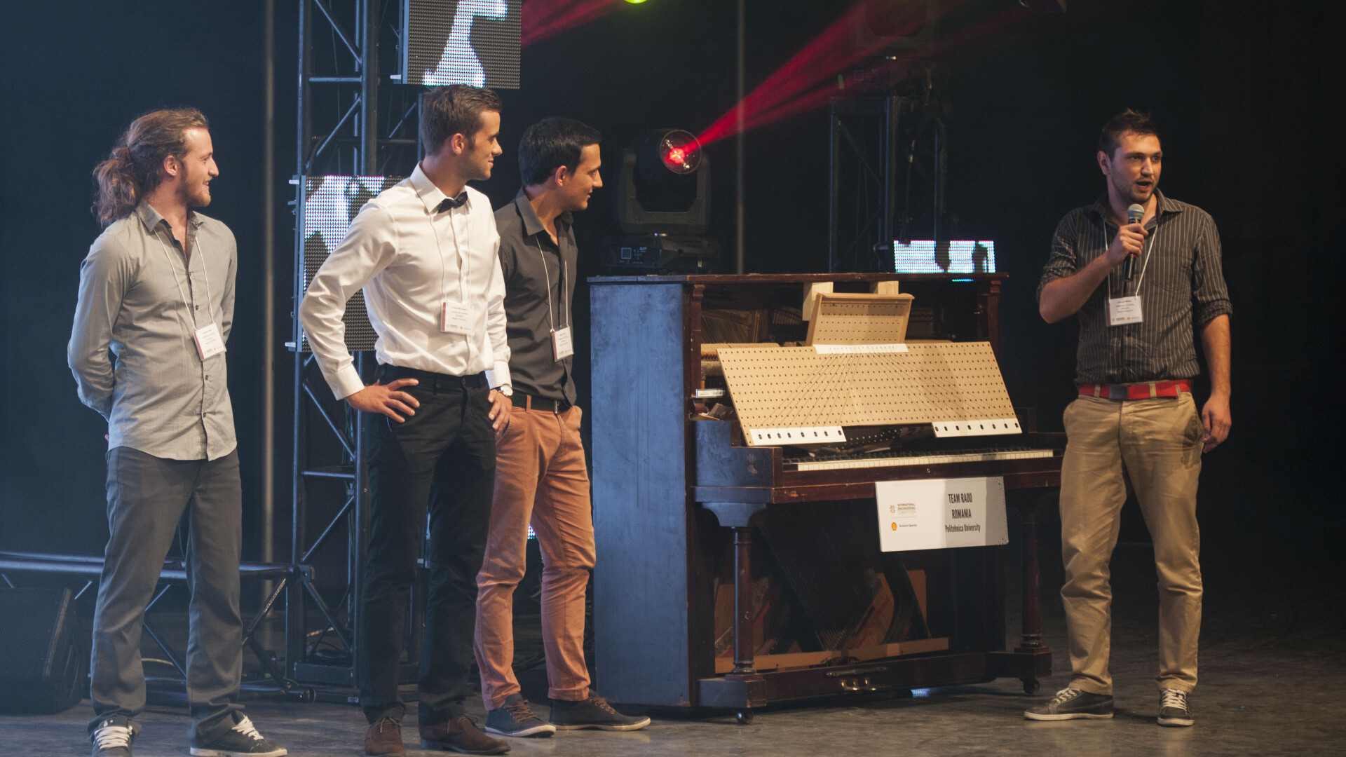 Au uimit lumea! Ce au reusit sa faca patru studenti din Timisoara cu un pian si bilele de biliard