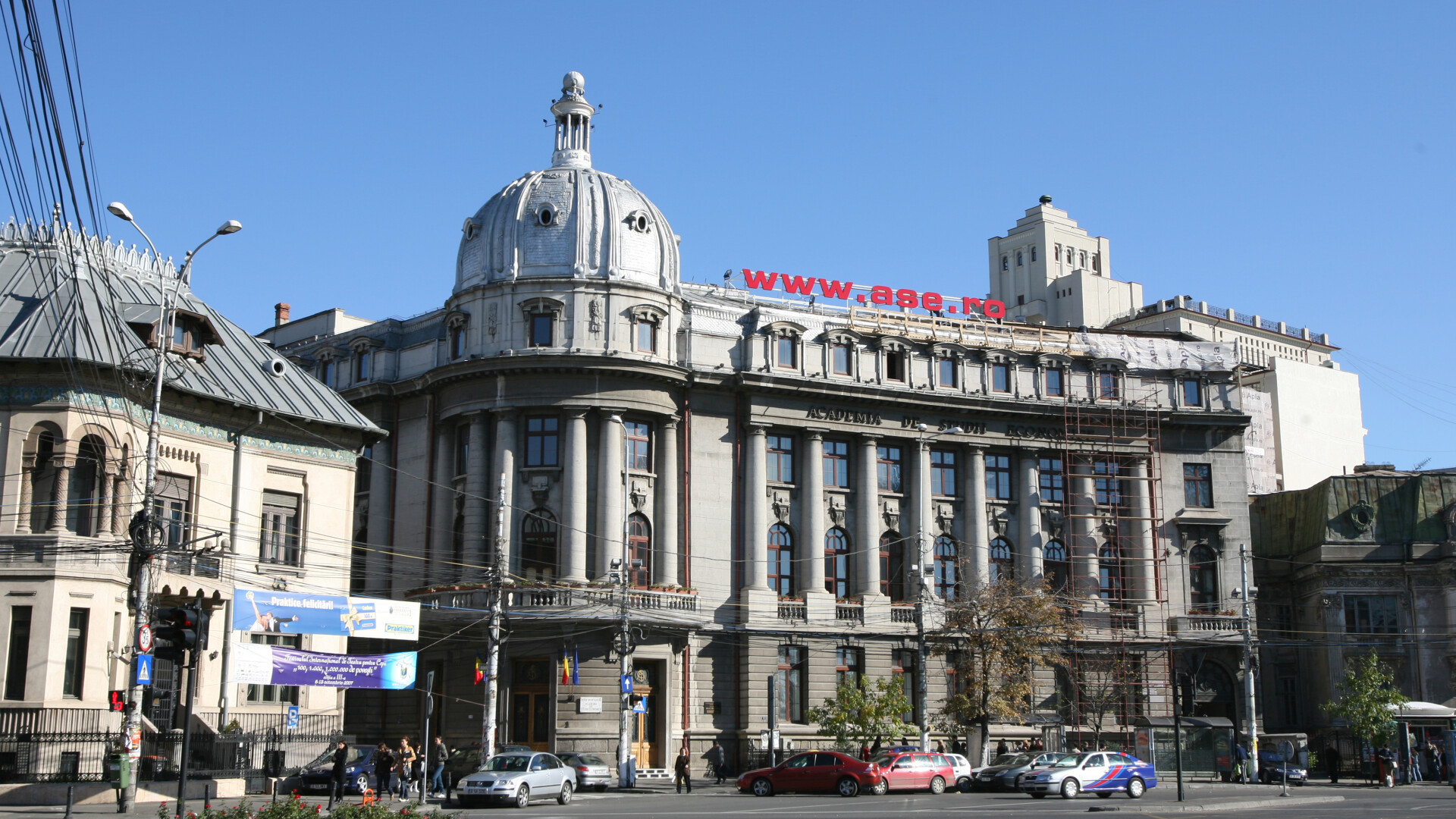 Academia de Studii Economice, iluminata in roz, ca simbol al luptei impotriva cancerului de san